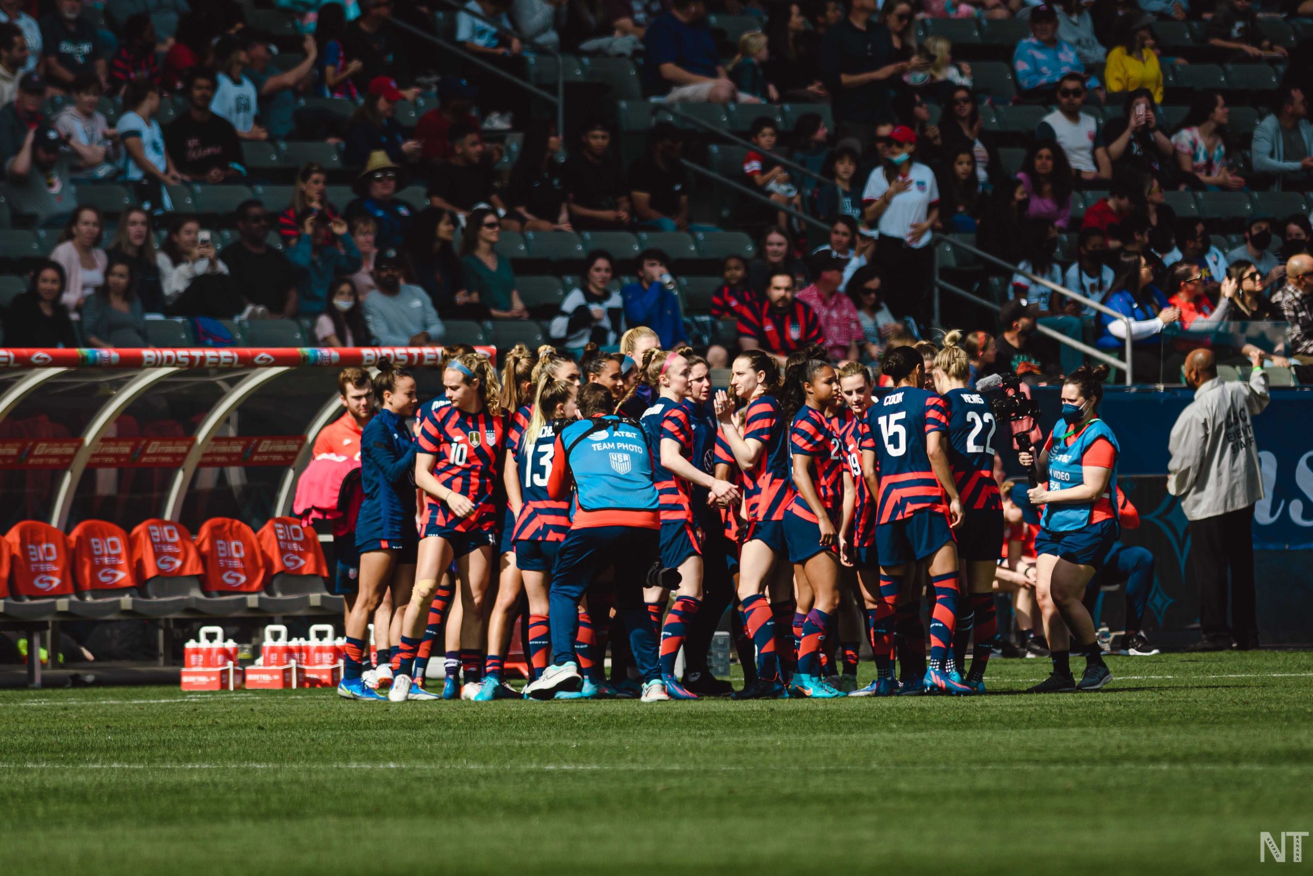 The U.S. Women's National Team huddles during a game against New Zealand in the 2022 SheBelieves Cup on Feb. 20, 2022. (Photo by Nikita Taparia)