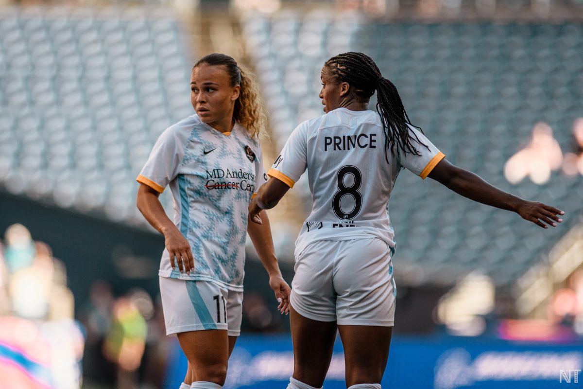 Ebony Salmon (left) and Nichelle Prince of the Houston Dash looking to the left of the frame. (Photo by Nikita Taparia)